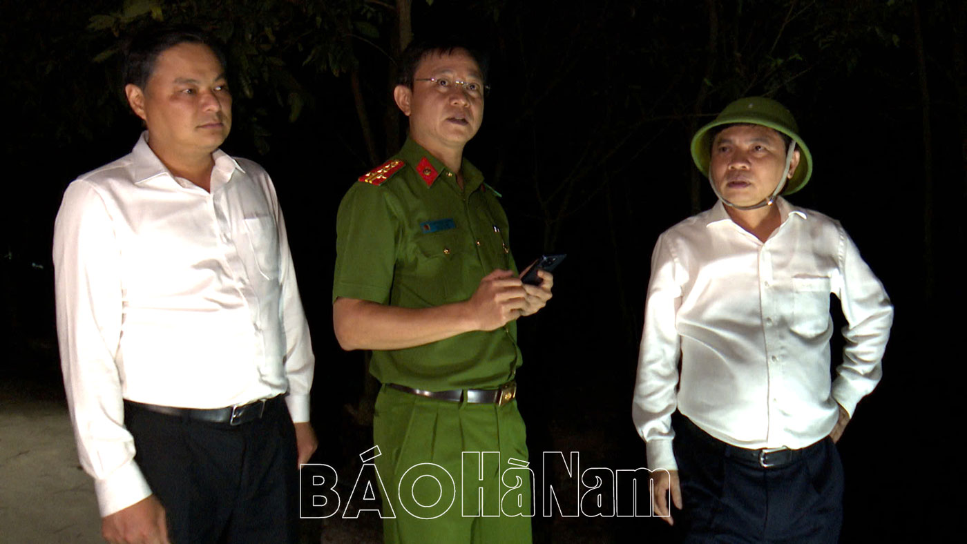 Đồng chí Bí thư Tỉnh ủy Trương Quốc Huy động viên, chỉ đạo các lực lượng chữa cháy rừng tại phường Ba Sao