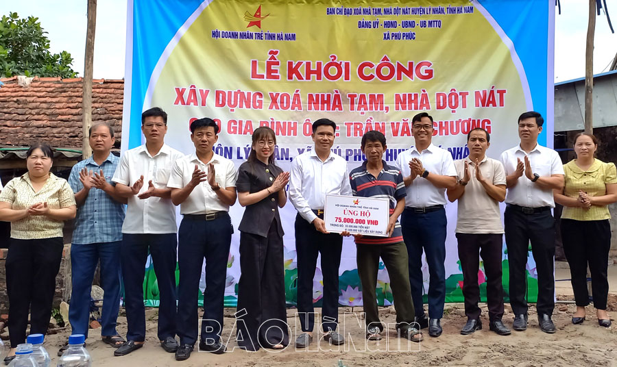 Hội Doanh nhân trẻ tỉnh ủng hộ xóa nhà tạm, nhà dột nát tại xã Phú Phúc