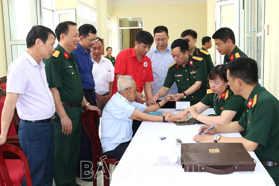 Bộ CHQS tỉnh phối hợp khám bệnh, cấp thuốc miễn phí cho đối tượng chính sách