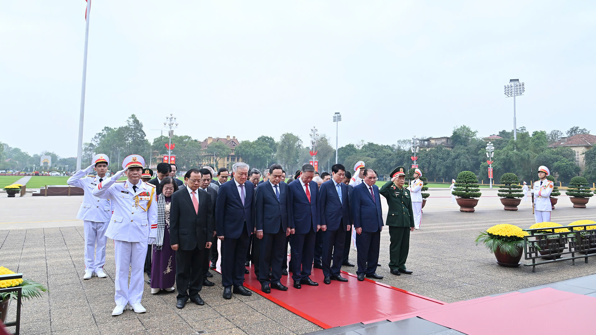 Các đồng chí lãnh đạo, nguyên lãnh đạo Đảng, Nhà nước vào Lăng viếng Chủ tịch Hồ Chí Minh