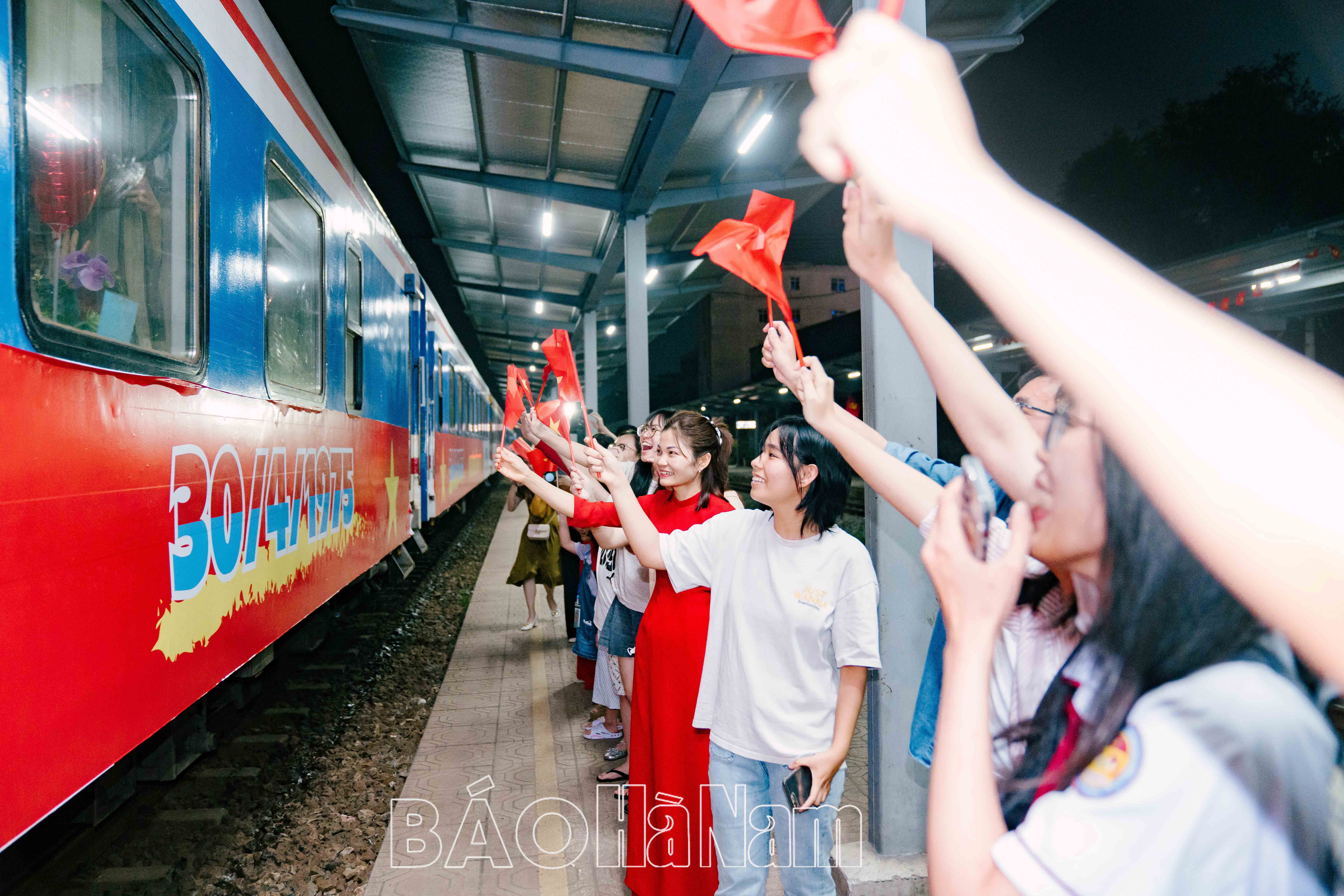 Người dân Hà Nam vui mừng, xúc động chào đón Đoàn tàu Thống Nhất tại Ga Phủ Lý