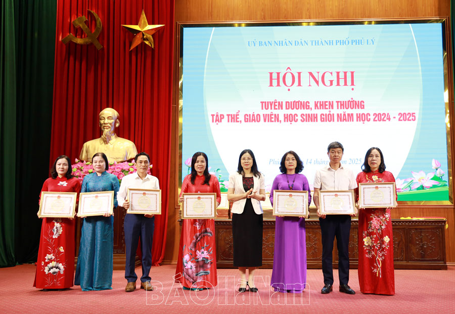 Thành phố Phủ Lý tuyên dương giáo viên, học sinh giỏi năm học 2024 - 2025