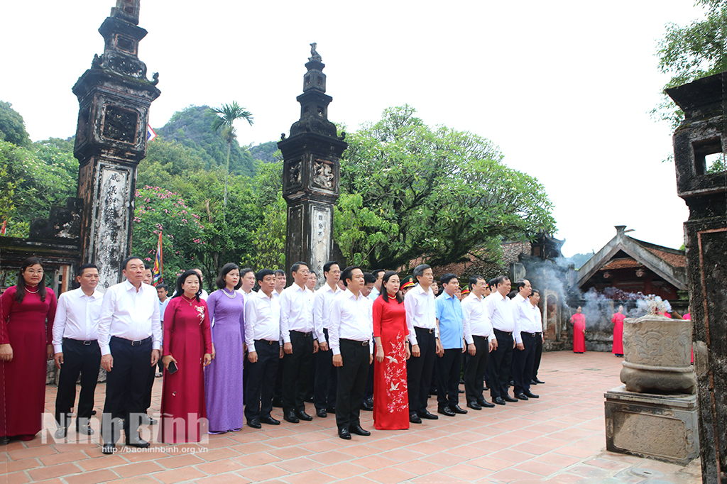 Đoàn đại biểu lãnh đạo tỉnh Ninh Bình, Hà Nam, Nam Định dâng hương nhân dịp tổ chức Lễ công bố Nghị quyết, Quyết định của Trung ương, địa phương về sắp xếp đơn vị hành chính