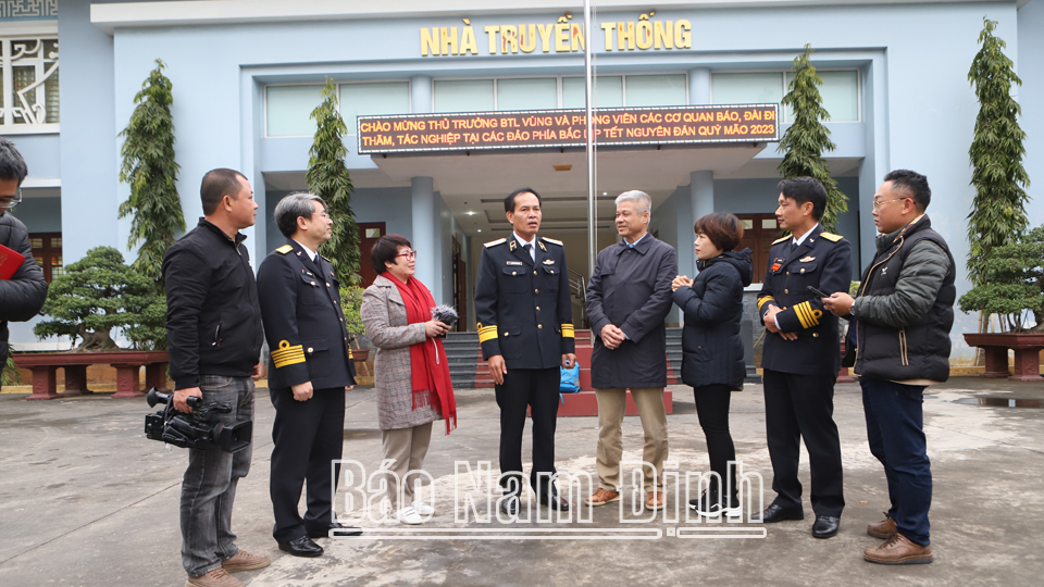 Gặp mặt đoàn công tác và cán bộ, phóng viên các cơ quan báo chí đi thăm, chúc Tết các đơn vị  tại các đảo phía Bắc
