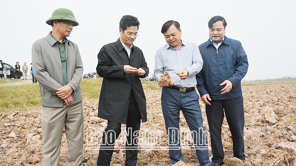Thứ trưởng Bộ Nông nghiệp và Phát triển nông thôn kiểm tra công tác lấy nước và chuẩn bị sản xuất vụ Xuân 2023 của tỉnh