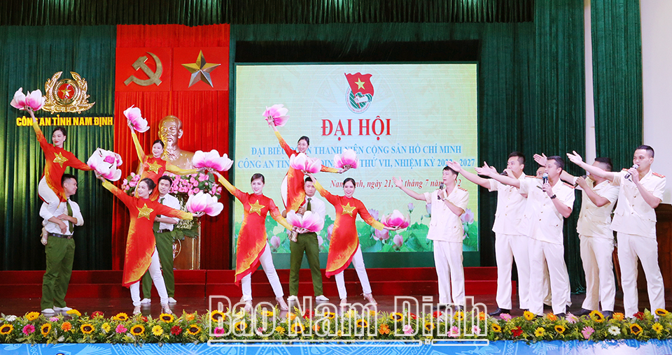 Nêu gương để "Đảng mạnh, dân tin"