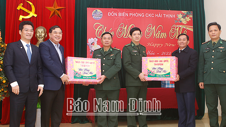 Đồng chí Bí thư Tỉnh ủy Phạm Gia Túc chúc Tết cán bộ, chiến sĩ biên phòng và các gia đình chính sách, người có công