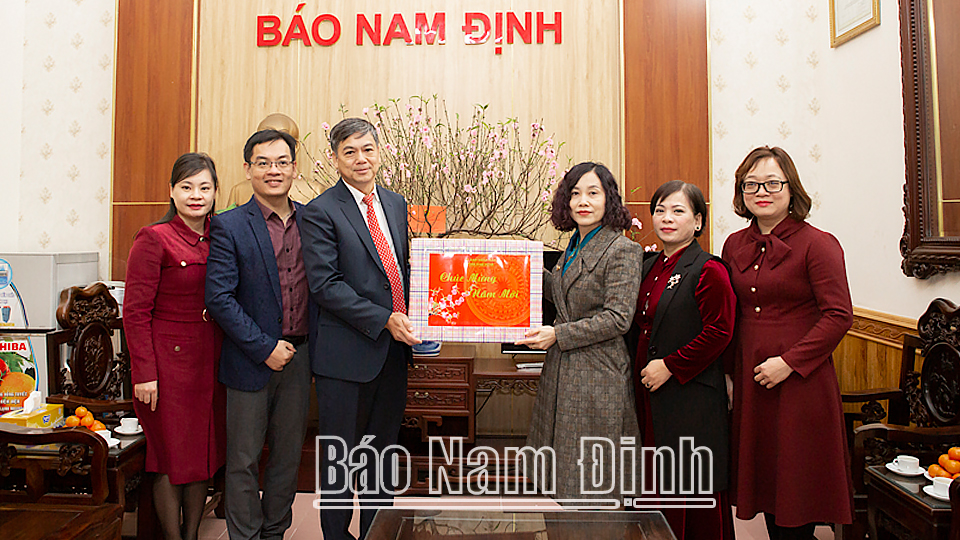 Các đồng chí lãnh đạo tỉnh chúc Tết cán bộ, phóng viên, nhân viên Báo Nam Định
