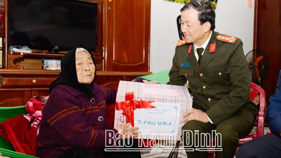 Đồng chí Giám đốc Công an tỉnh thăm, tặng quà gia đình chính sách huyện Hải Hậu