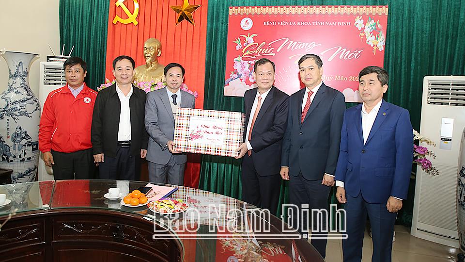 Đồng chí Phó Bí thư Thường trực Tỉnh ủy thăm, chúc Tết các đơn vị làm nhiệm vụ trong đêm Giao thừa