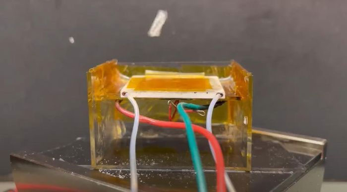 Phát triển vật liệu đàn hồi có thể phóng lên không trung như loài châu chấu