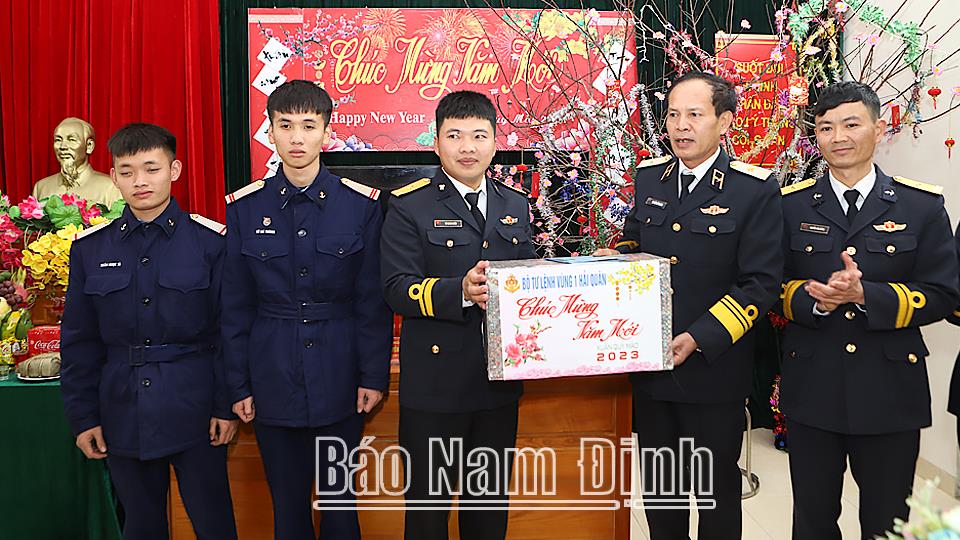 Bộ Tư lệnh Vùng 1 Hải quân thăm, tặng quà Tết cán bộ, chiến sĩ và nhân dân tuyến đảo phía Bắc
