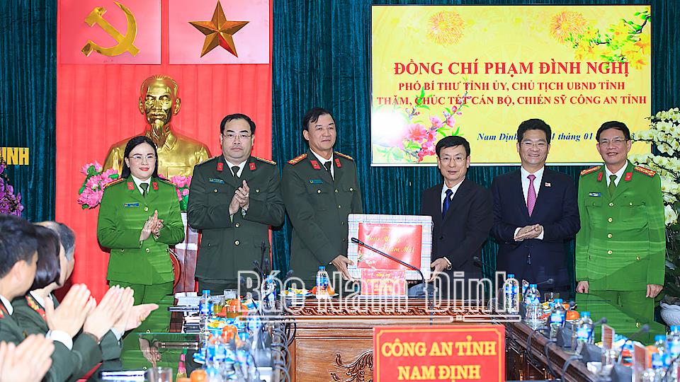 Đồng chí Chủ tịch UBND tỉnh thăm, chúc Tết các đơn vị làm nhiệm vụ đêm Giao thừa