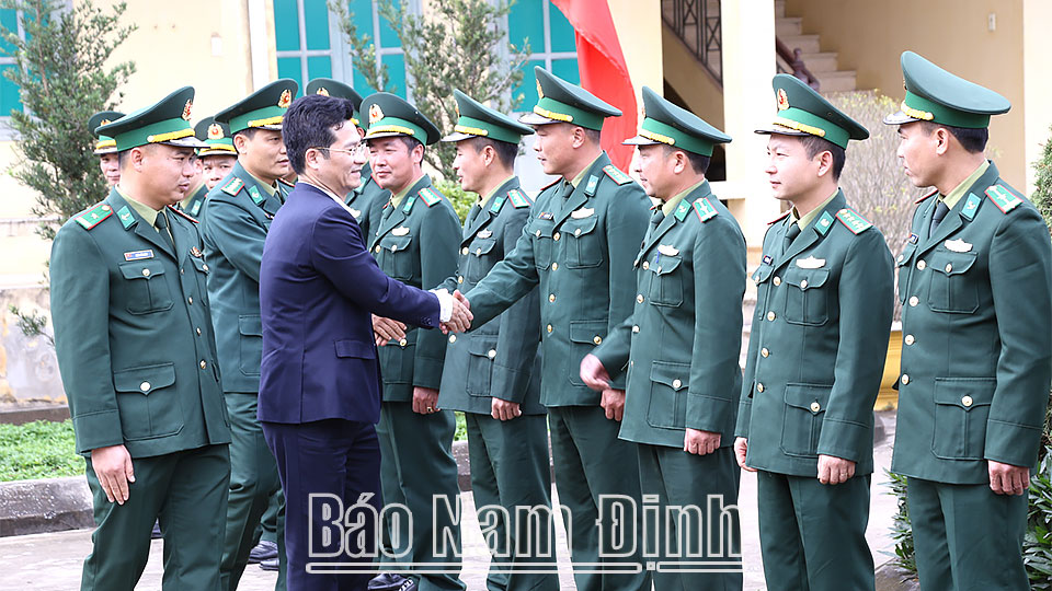 Đồng chí Phó Chủ tịch Thường trực UBND tỉnh thăm, chúc Tết cán bộ, chiến sĩ Đồn Biên phòng Ngọc Lâm và Hải đội 2