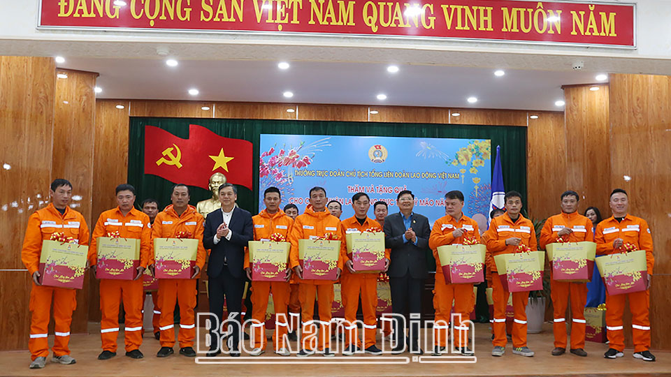 Tổng Liên đoàn Lao động Việt Nam tặng quà cho các đơn vị làm nhiệm vụ trực Tết Nguyên đán Quý Mão