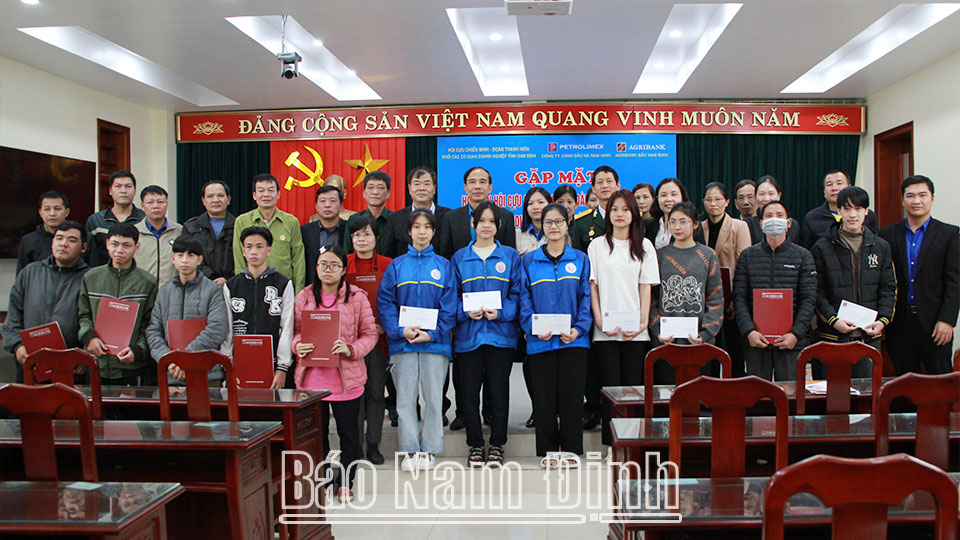 Đảng ủy Khối các Cơ quan và Doanh nghiệp tỉnh tặng quà Tết cho đoàn viên, hội viên có hoàn cảnh khó khăn