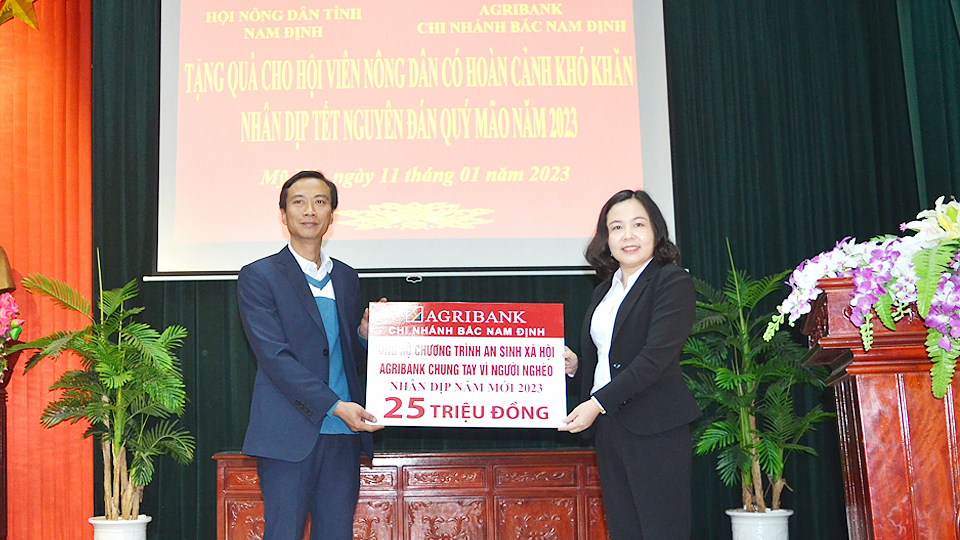 Agribank Bắc Nam Định tặng quàcho hội viên nông dân hoàn cảnh khó khăn