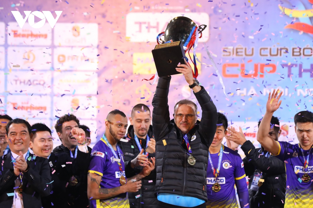 Tân thuyền trưởng Hà Nội FC nói gì sau khi có danh hiệu đầu tay?