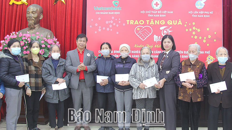 Trao tặng quà Tết cho hội viên phụ nữ nghèo