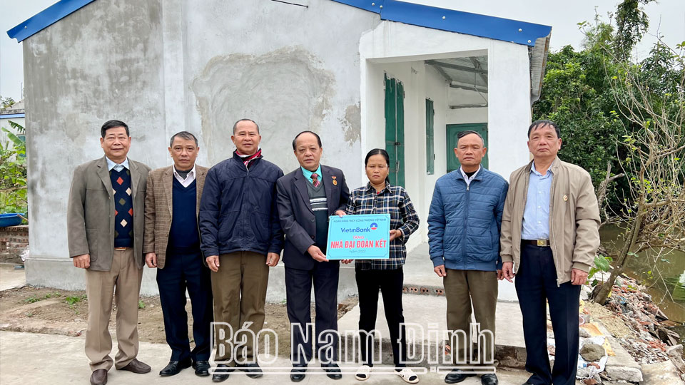 Bàn giao nhà “Đại đoàn kết” cho hội viên cựu chiến binh