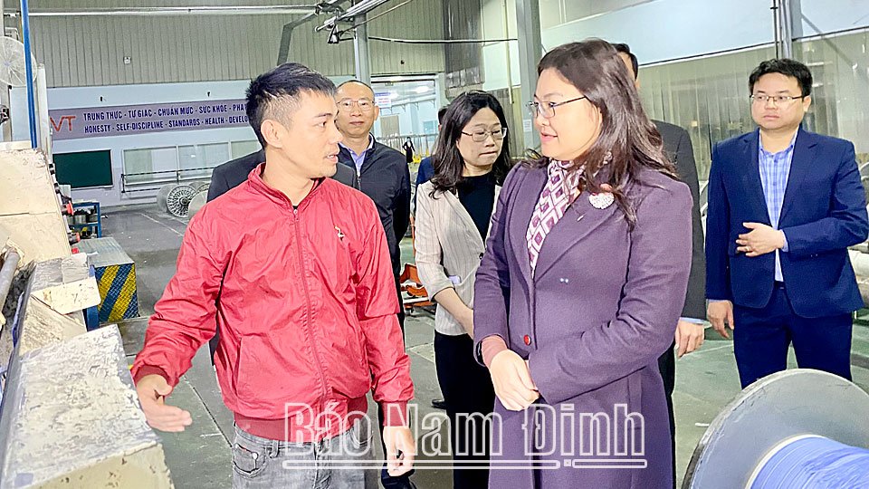 Đồng chí Phó Chủ tịch UBND tỉnh Hà Lan Anh dự lễ mở ca máy đầu xuân tại doanh nghiệp