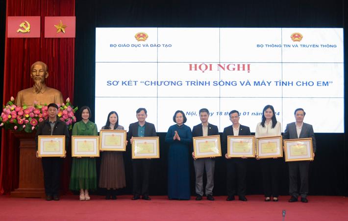 Sơ kết Chương trình “Sóng và máy tính cho em”