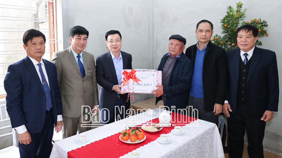 Đồng chí Chủ tịch UBND tỉnh thăm và tặng quà gia đình chính sách huyện Nam Trực