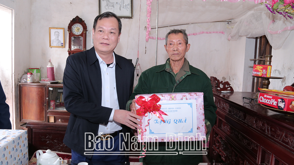 Đồng chí Phó Bí thư Thường trực Tỉnh ủy thăm, tặng quà đối tượng chính sách, người có công huyện Vụ Bản