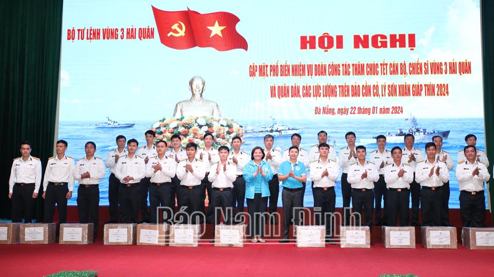 Gặp mặt đoàn công tác và cán bộ, phóng viên các cơ quan báo chí đi thăm, chúc Tết các huyện đảo Cồn Cỏ và Lý Sơn