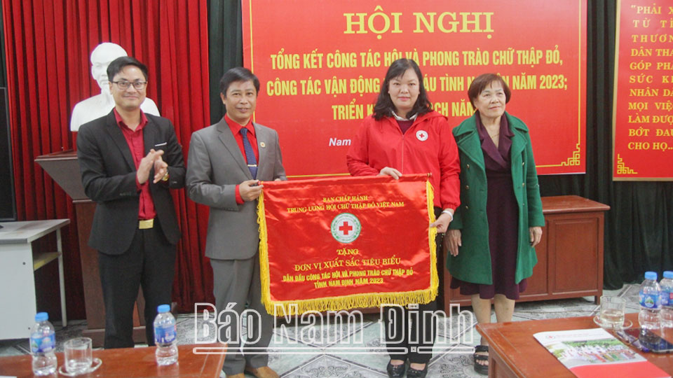 Tiếp tục đẩy mạnh công tác nhân đạo, từ thiện