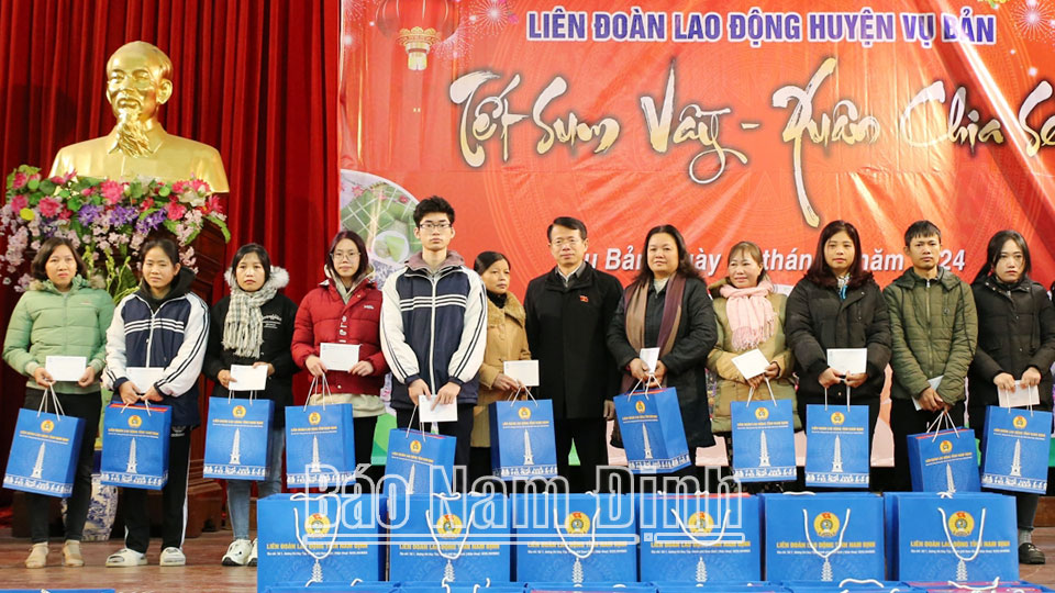 Trao hơn 380 suất quà Tết cho công nhân lao động có hoàn cảnh khó khăn