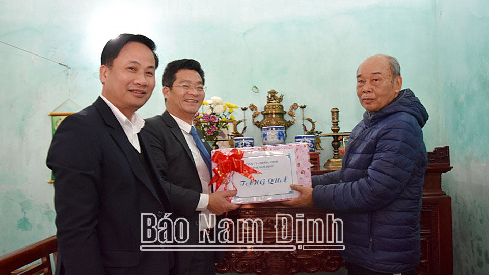 Đồng chí Phó Chủ tịch Thường trực UBND tỉnh Trần Anh Dũng thăm, tặng quà gia đình chính sách huyện Mỹ Lộc