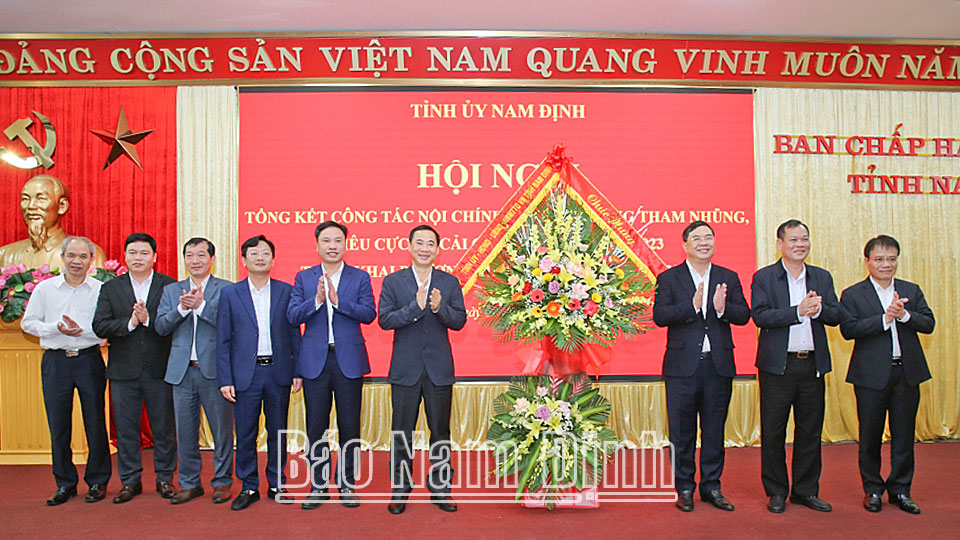 Tiếp tục nâng cao hiệu quả công tác nội chính, phòng, chống tham nhũng, tiêu cực