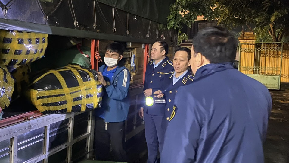 Thu giữ trên 1.000 sản phẩm quần áo thời trang, vải kiện không rõ nguồn gốc xuất xứ