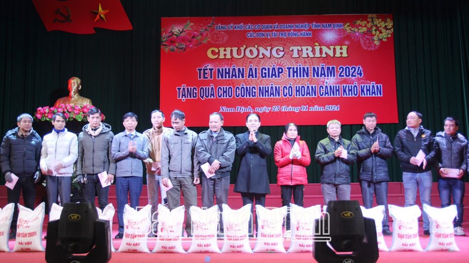 Đảng ủy Khối các Cơ quan và Doanh nghiệp tỉnh tặng quà cho công nhân, người lao động có hoàn cảnh khó khăn