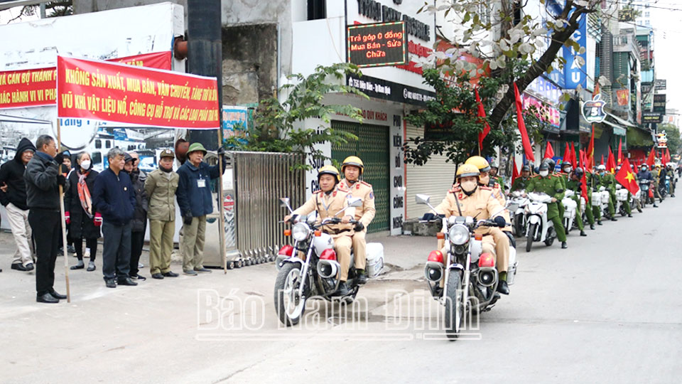 Cụm 3 liên phường ra quân vận động giao nộp vũ khí, vật liệu nổ, công cụ hỗ trợ và pháo các loại