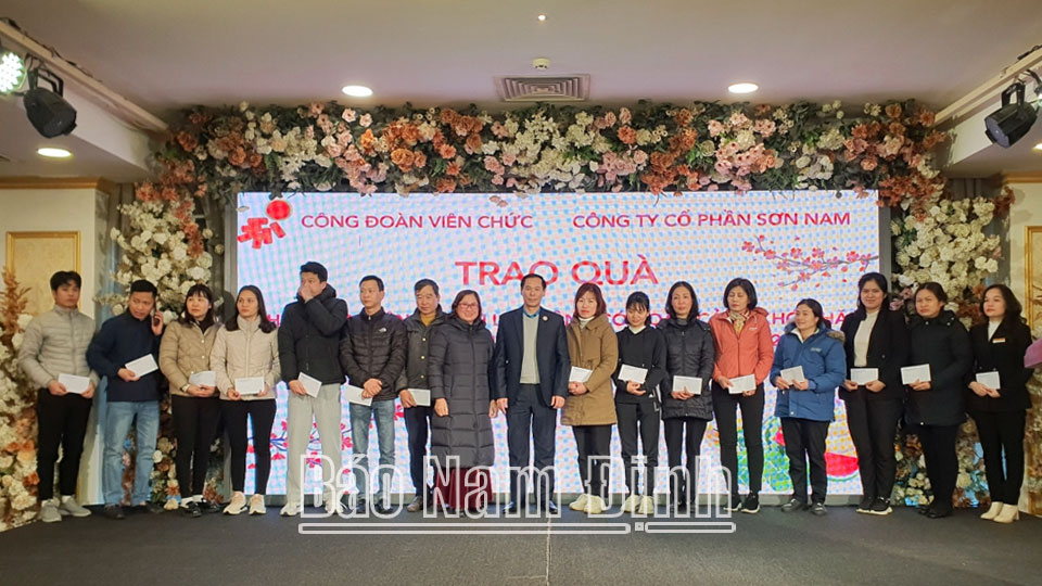 Trao quà Tết cho công nhân, viên chức, lao động