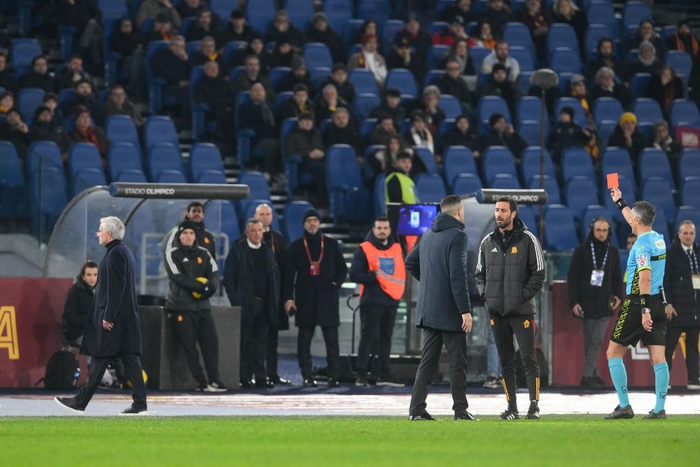 Mourinho nhận thẻ đỏ ngay trận đầu tiên trong năm 2024