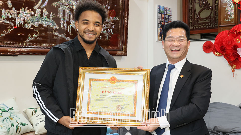 Đồng chí Phó Chủ tịch Thường trực UBND tỉnh thăm và trao tặng Bằng khen cho cầu thủ Nguyễn Xuân Son