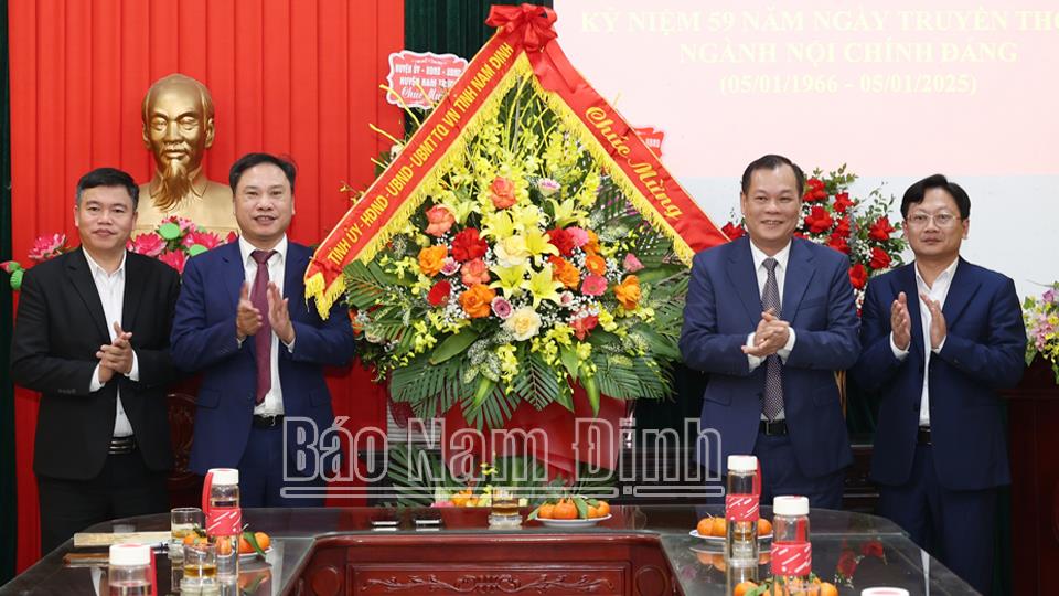 Đồng chí Phó Bí thư Thường trực Tỉnh uỷ chúc mừng Ban Nội chính Tỉnh uỷ nhân Ngày truyền thống