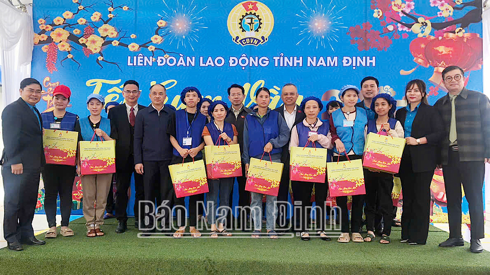 Đồng chí Phó Chủ nhiệm Ủy ban Đối ngoại của Quốc hội trao quà Tết cho công nhân lao động