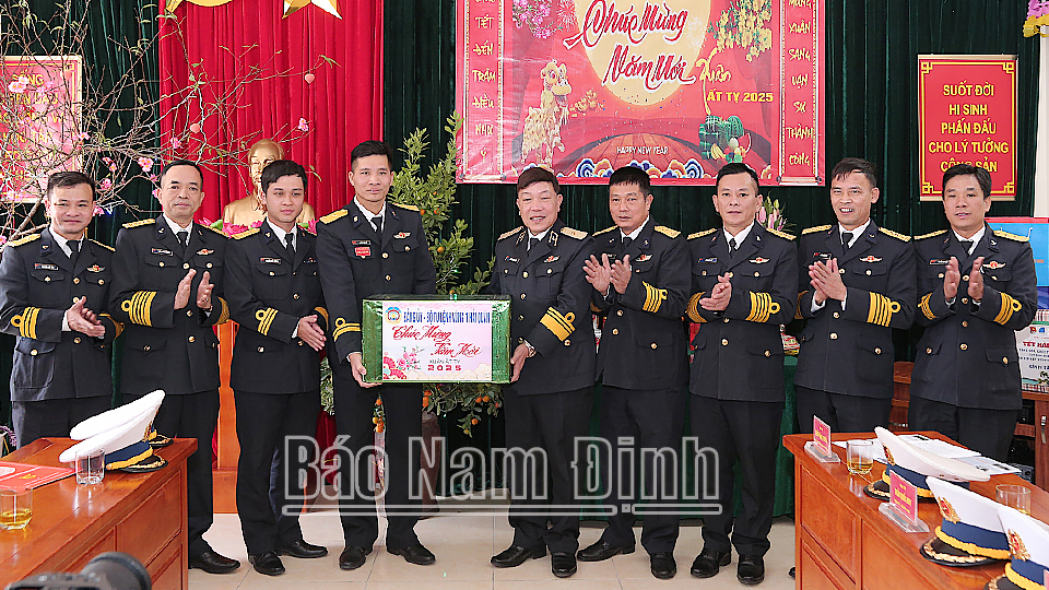 Bộ Tư lệnh Vùng 1 Hải quân thăm, chúc Tết cán bộ, chiến sĩ các đảo phía Đông Bắc