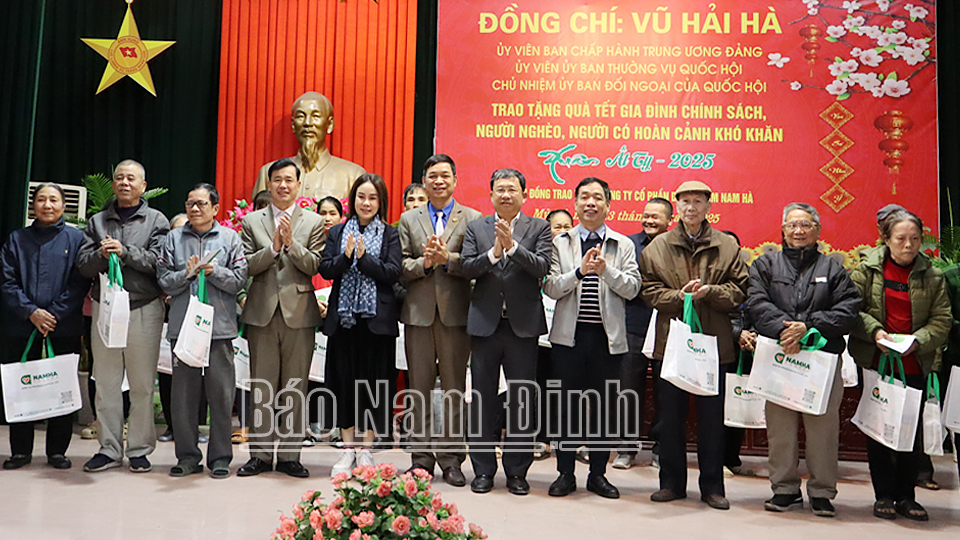 Tặng quà Tết cho gia đình chính sách, người nghèo, người có hoàn cảnh khó khăn phường Mỹ Xá