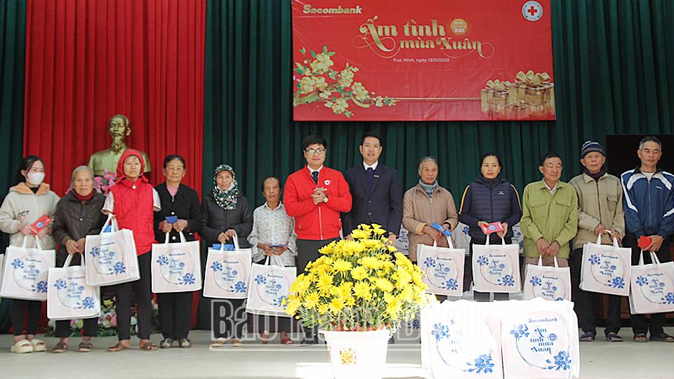 Trao tặng 100 suất quà Tết cho người nghèo