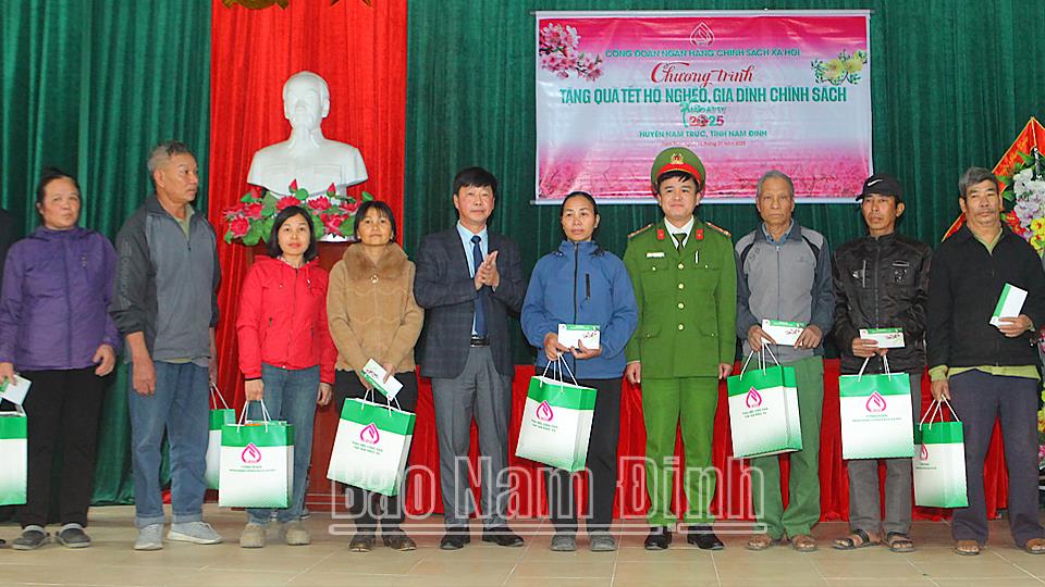 Ngân hàng Chính sách Xã hội trao tặng 70 suất quà Tết cho hộ nghèo và đối tượng chính sách nhân dịp Tết Ất Tỵ 2025