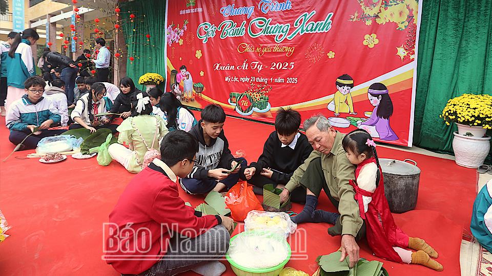 Chương trình “Gói bánh chưng xanh – Chia sẻ yêu thương”