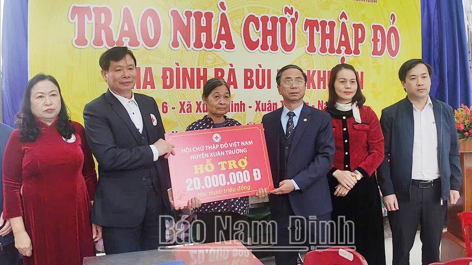 Trao nhà Chữ thập đỏ cho gia đình hoàn cảnh khó khăn