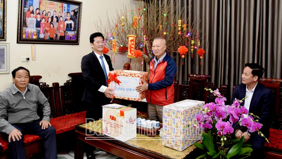 Đồng chí Phó Chủ tịch Thường trực UBND tỉnh thăm, tặng quà gia đình chính sách huyện Vụ Bản