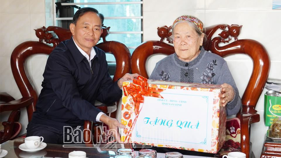 Đồng chí Phó Chủ tịch Thường trực HĐND tỉnh thăm, tặng quà Tết gia đình chính sách huyện Hải Hậu