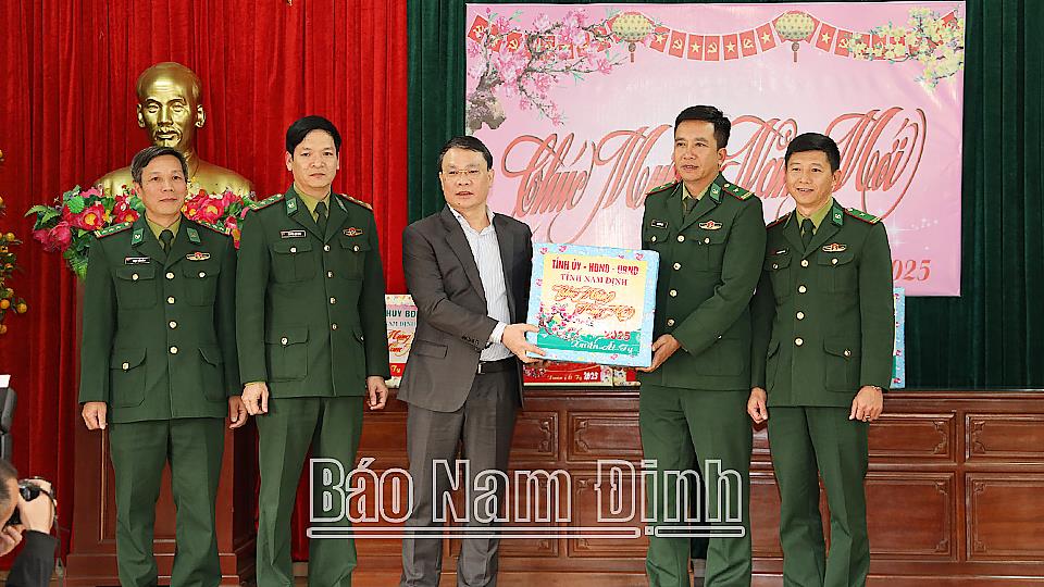 Đồng chí Bí thư Tỉnh ủy thăm, tặng quà các đối tượng chính sách và chúc Tết cán bộ, chiến sĩ Đồn Biên phòng